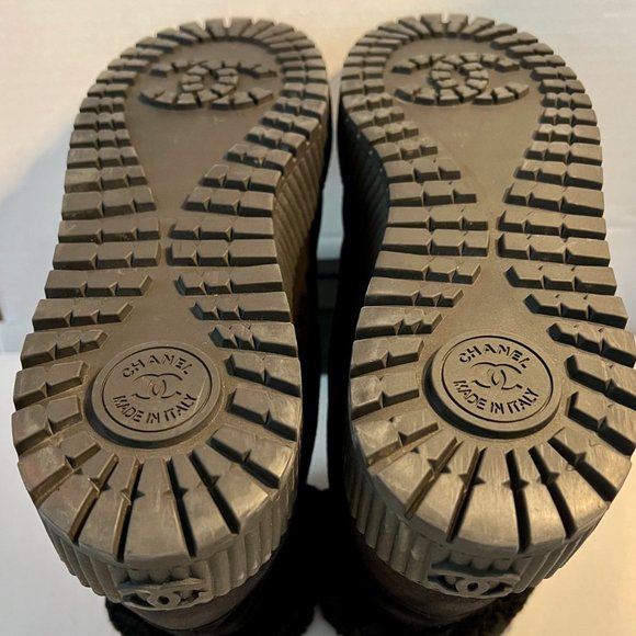 CHANEL INTERLOCKING LOGO LACE-UP BLACK SUEDE BOOTS W/ SHEARLING LINING - US 8.5 - Picture 7 of 11